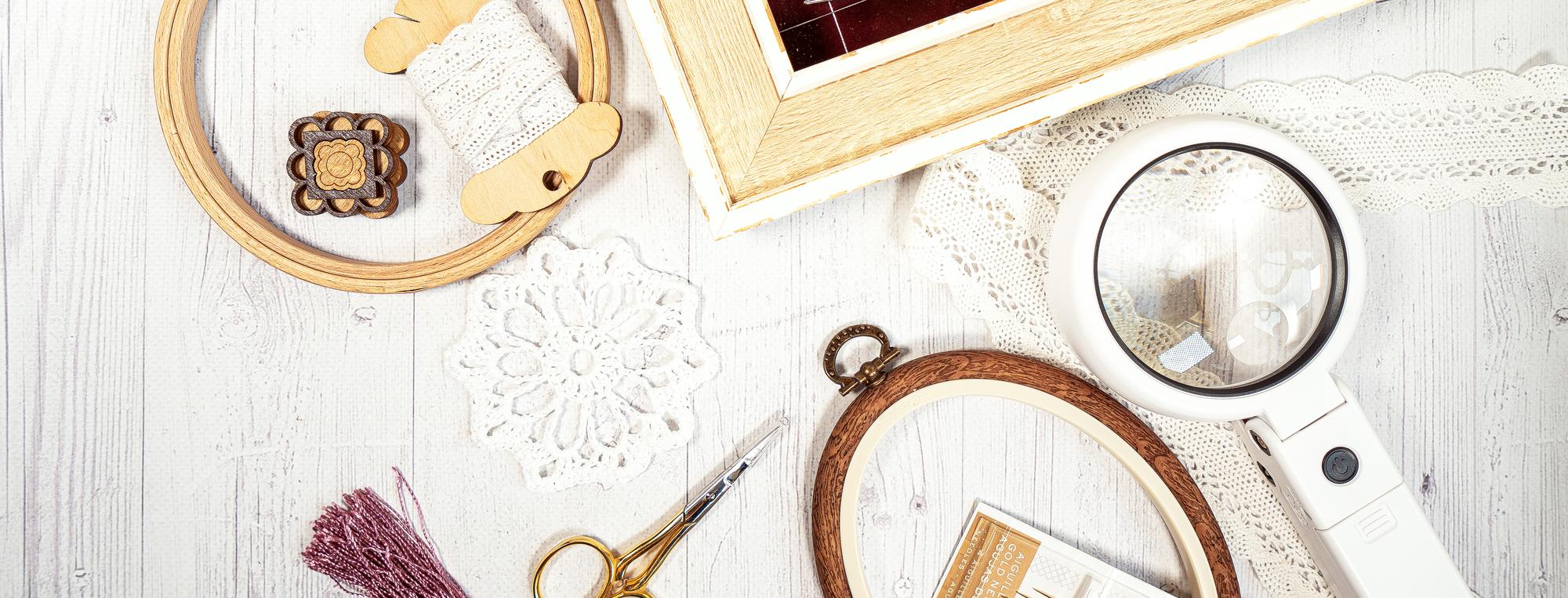 atelier z narzędziami do haftu na stole